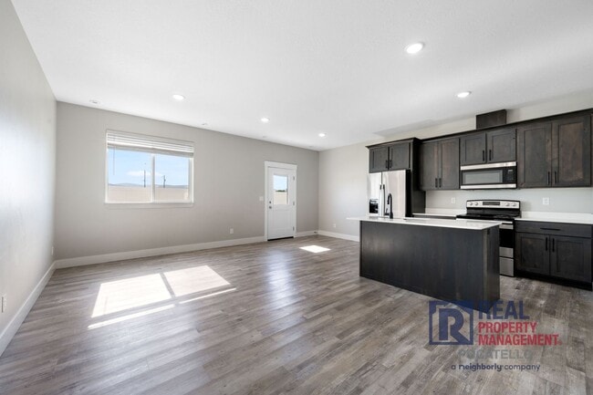 Photo - MOVE-IN SPECIAL - 3 Bedroom 2.5 Bathroom Town Home - 1 Car Garage - Dog Friendly