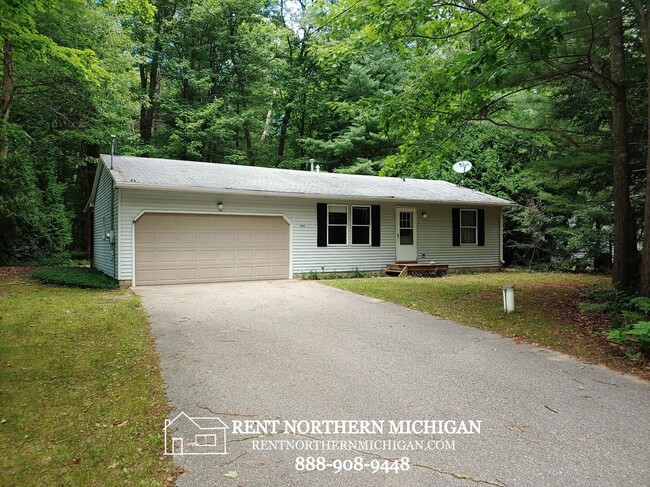 Building Photo - 2 bed home in Interlochen!! SHOWINGS DAILY 9:00AM - 4:30PM