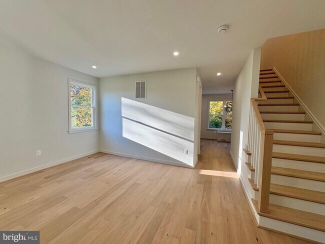 Photo - 635 Upland Pl