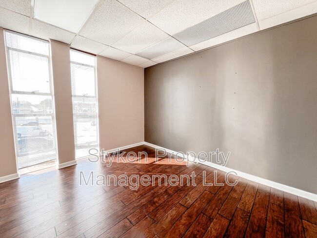Photo - 555 S Schuyler Ave