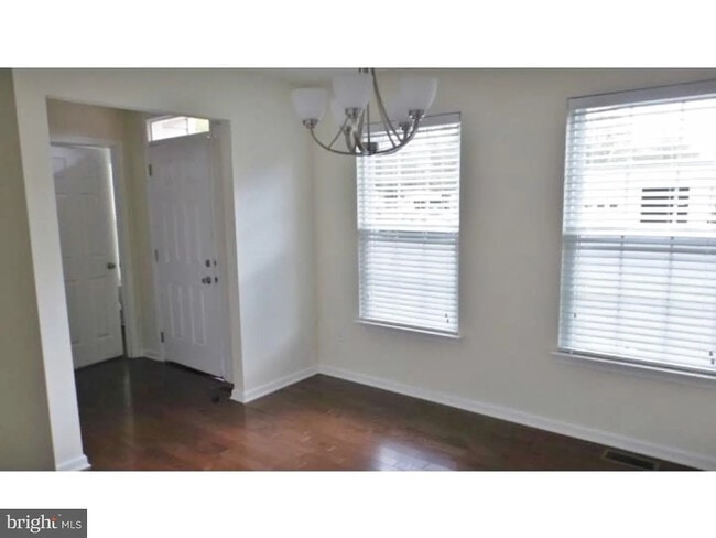 Photo - 570 Grady Ave