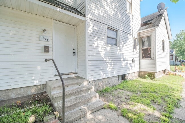 Photo - $899-Large, remodeled one bedroom apartment - ask about our Security Deposit Alternative! Unidad 1703 South Park Street