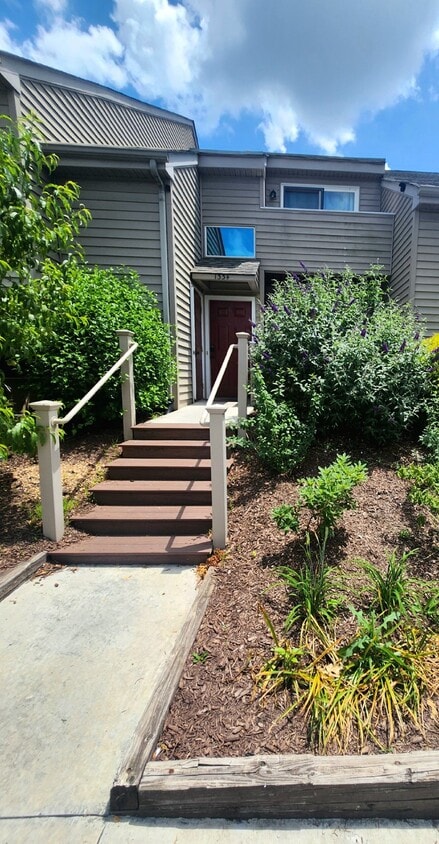 "Rent a room in this 4-Bedroom Furnished T... - "Rent a floor in this 4-Bedroom Furnished ...
