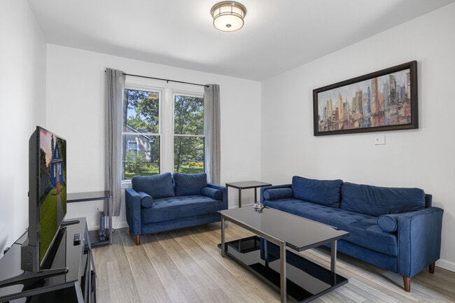 Photo - 589 W Marshall St