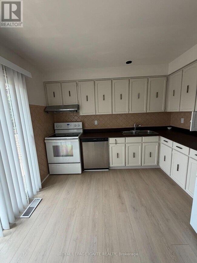 Photo - 17 Sandhurst Cir