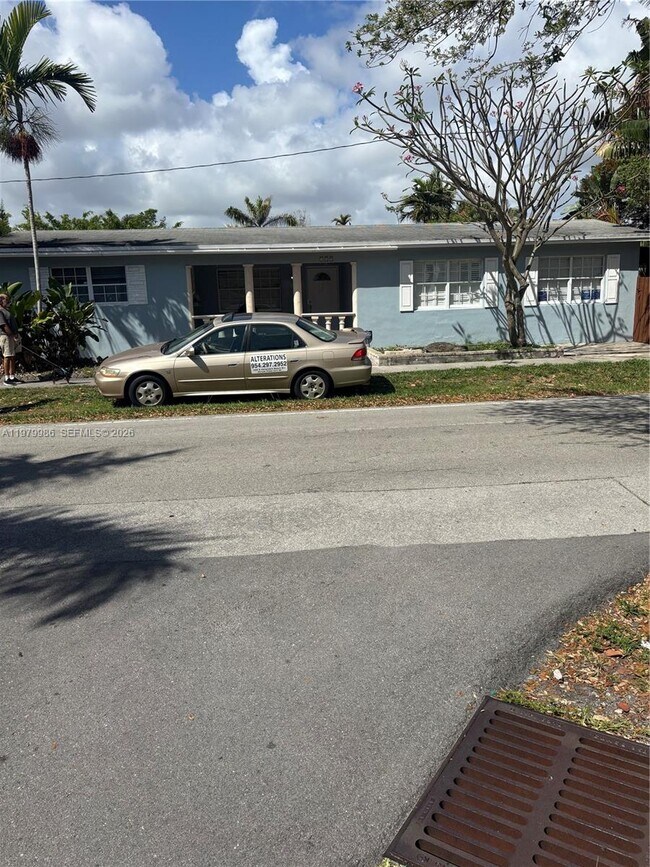 Photo - 729 NE 2nd Ct