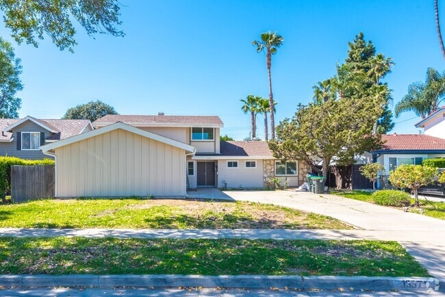 Building Photo - Completely renovated!  Premium location 4 ... Rental