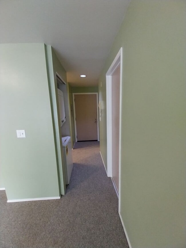 Photo - Bright 6th Floor Capitol Hill Condo | Parking Included | 2 Weeks Free Unidad 609
