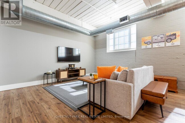 Photo - 1135 Dundas St E