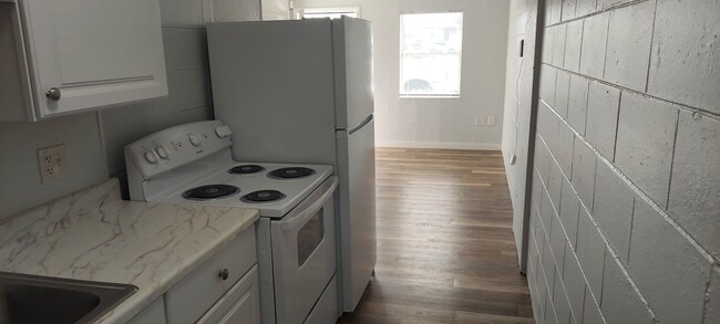 Building Photo - 2070 Avocado Ave Unit B