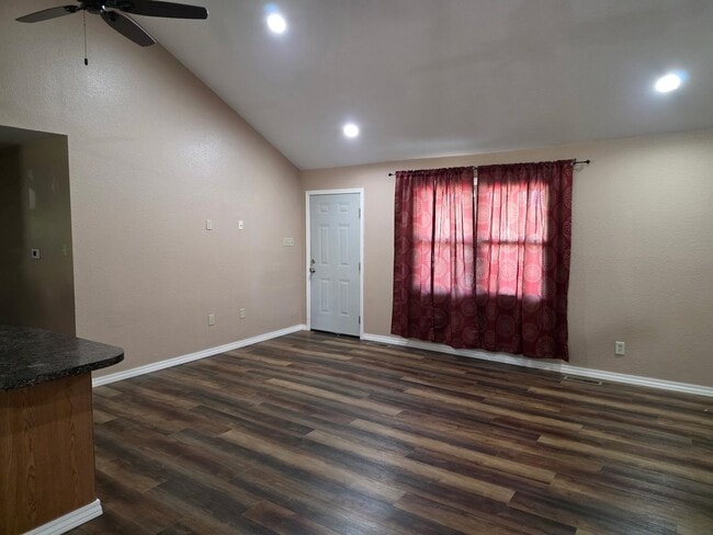 Photo - 721 N James St