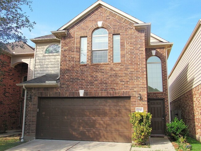 Building Photo - Conveniently located townhome in gated com...