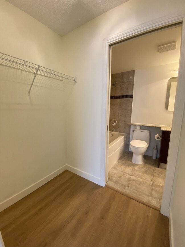 Photo - 790-790 Kingsmere Crescent SW Unit 1