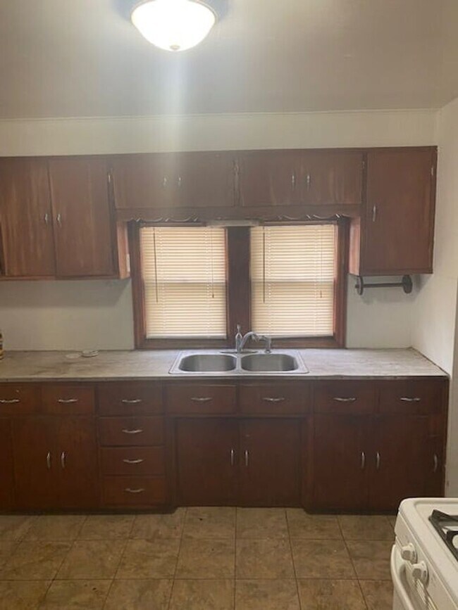 Photo - 1710 S Kerth Ave