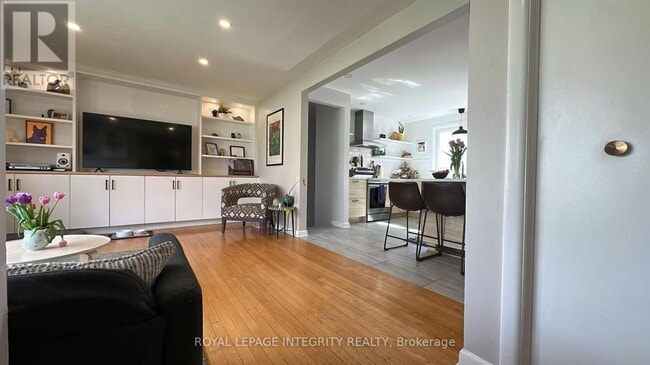 Photo - 870 Claude St