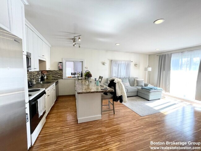 Building Photo - 390 E 8th St Unit 4 Rental