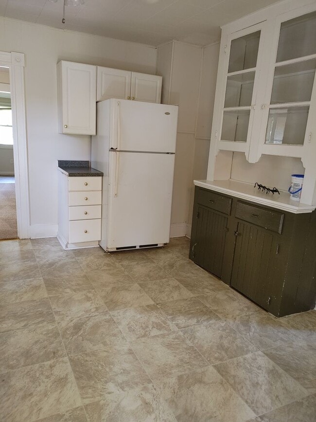 Building Photo - EDGEWOOD 2 BEDROOM RANCHER