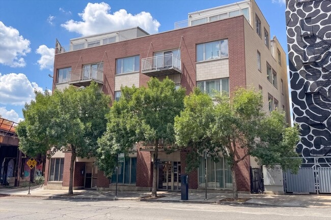 Building Photo - 912 W Chicago Ave