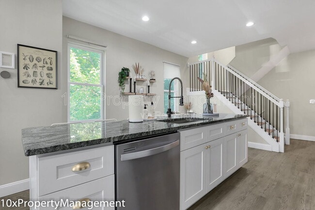 Photo - 566 Kimball Pl