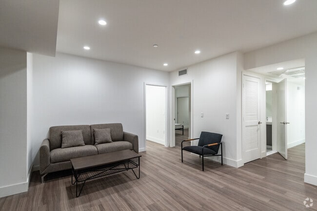 Building Photo - 1450 S Barrington Ave Rental