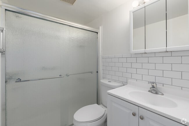 1BR, 1BA - 560SF - Bathroom