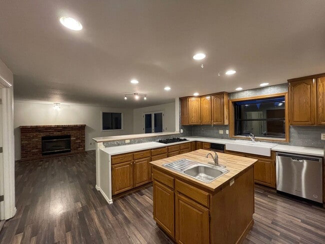 Photo - Luxurious 4-Bedroom Retreat with Mount Rainier Views in Dash Point