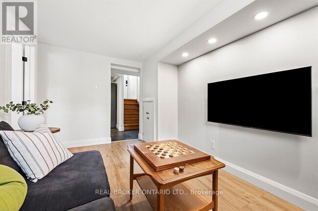 Photo - 2061 Featherston Dr