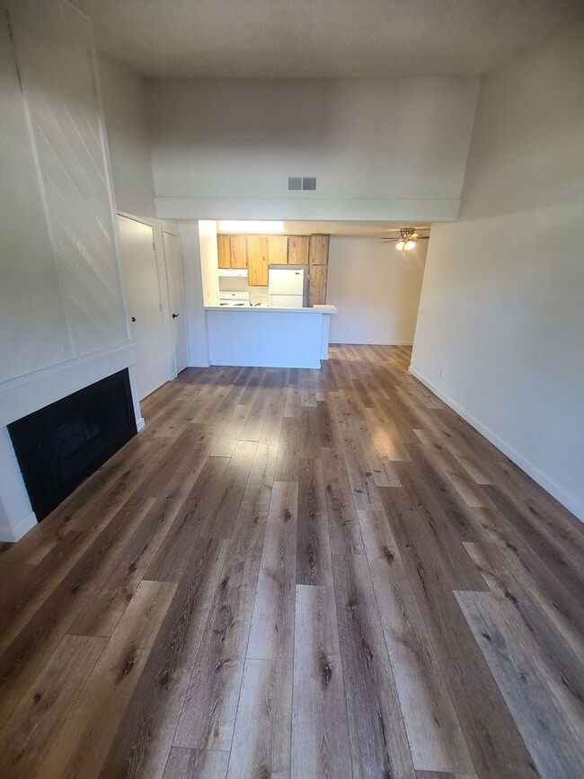 Building Photo - Spacious 2BD/1BA Centrally Located!! Central A/C, Washer/Dryer In-Unit, 2 Assigned Parking Spaces! Unit 258