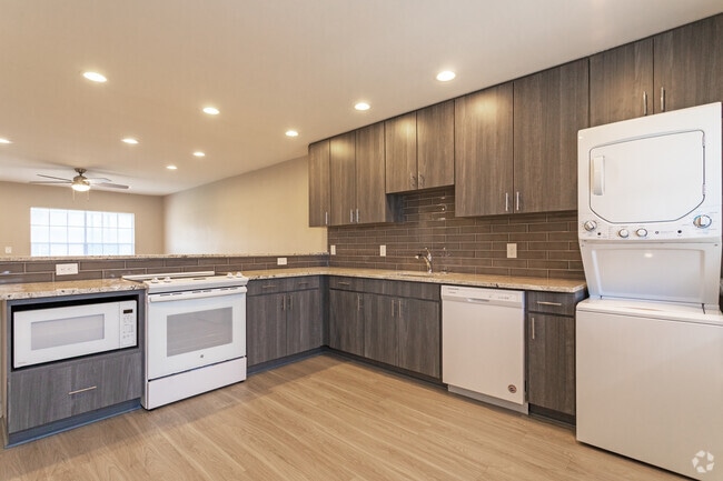 2BR, 1BA - 900SF