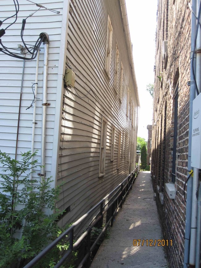 Building Photo - 8707 S Escanaba Ave