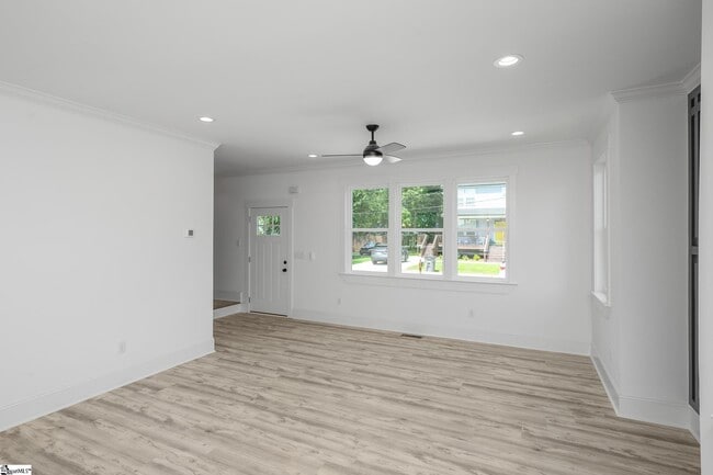 Photo - 305 Valley St