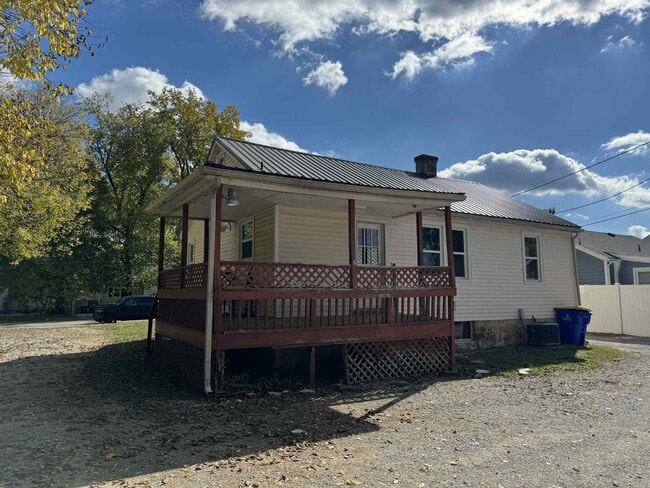 Photo - 1611 Nutwood St