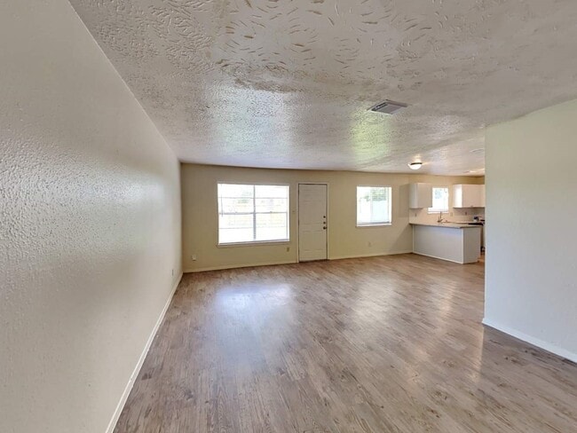 Photo - 9812 Robin St