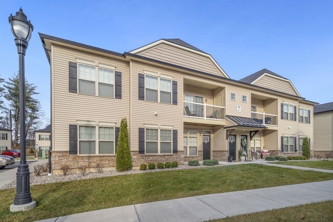 Building Photo - 708 W Creek Ln Unit 708