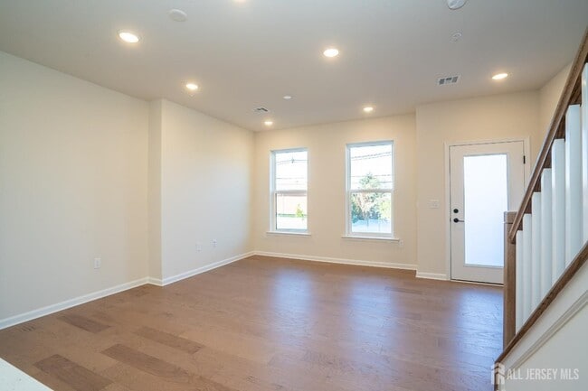 Photo - 220 Jessie Pl