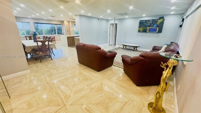 Photo - 329 SE 3rd St Unidad 502S