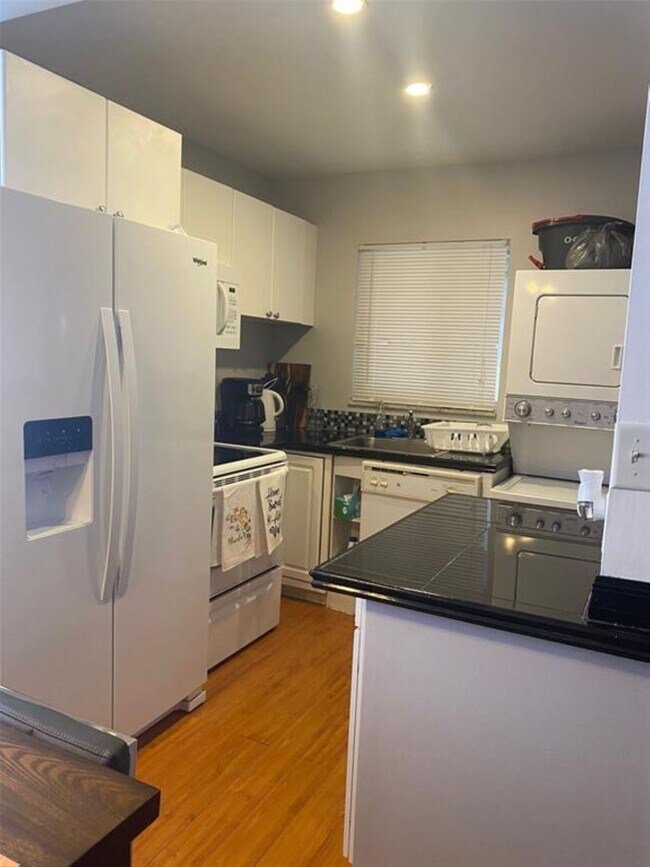 Building Photo - 3050 NE 5th Ter Rental
