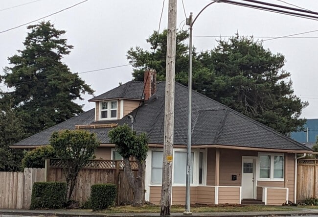 704 G St