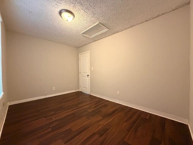 Photo - 4880 Hale Rd Unidad A