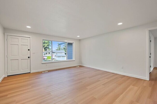 Lake Tapps living! Highly desired 3 bedroom Rambler!!