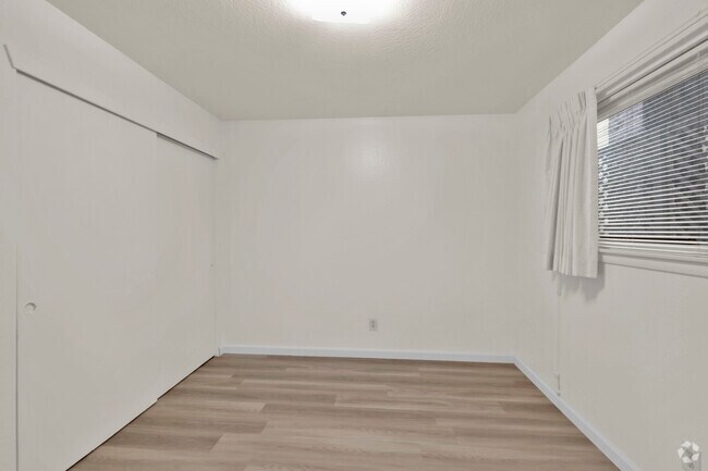 2BR, 1BA - 765SF - Shana's Apartments