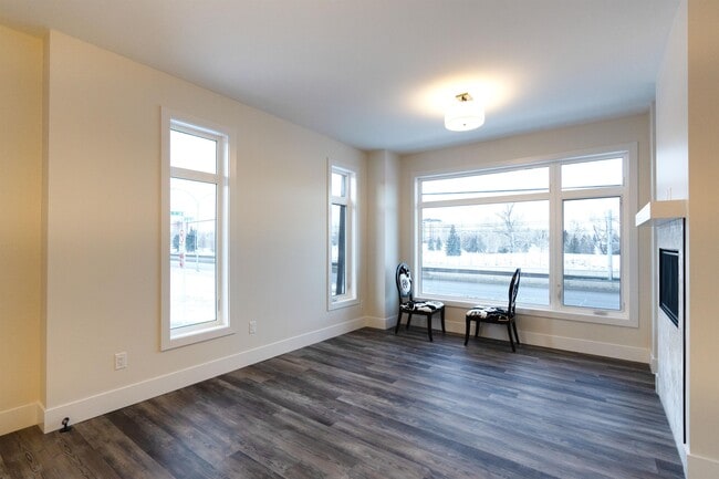 Photo - 2857-2812 12 Ave SW