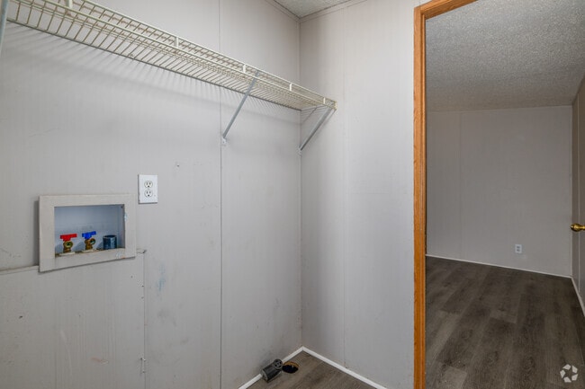 3BR, 2BA - 1,000SF - Laundry