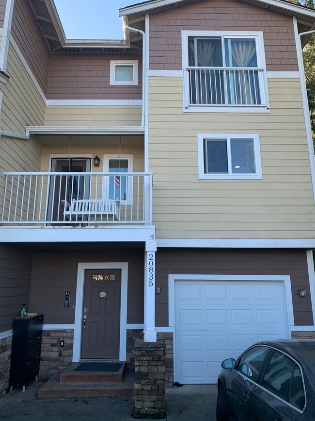 Beautiful 3 Bedroom Townhome in Desired Ne... - Beautiful 3 Bedroom Townhome in Desired Ne...