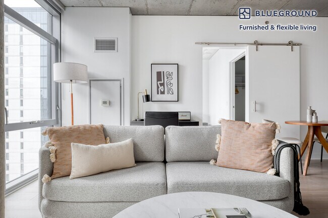 311 W Illinois St Unit GO FL15-ID825