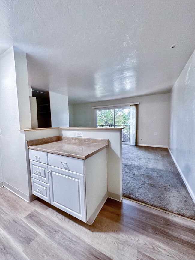 Photo - 1055 Vermont