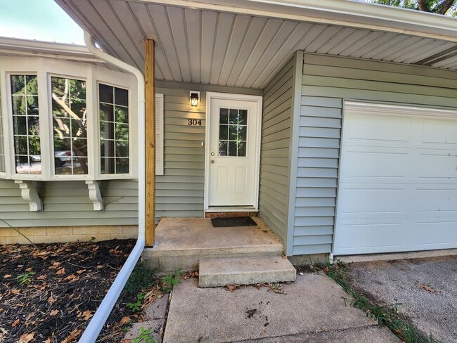 Building Photo - Spacious 4-Bedroom, 2.5-Bathroom Home AVAI...