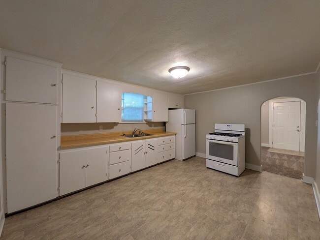 Photo - 3 Bedroom Home with detached garage and partially fenced yard, pet friendly!
