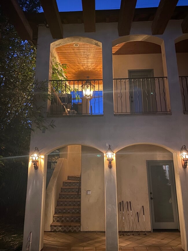2nd Floor ADU with private entrance - 10563 Cushdon Ave Unit ADU