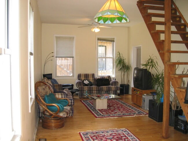 Building Photo - 1639 N Claremont Ave Unit Coach House